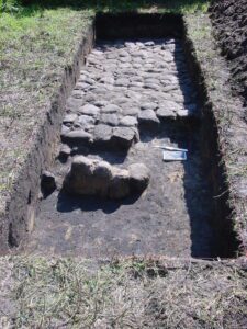 BEŁCZ MAŁY, wykop III/09. Widok na bruk kamienny odkryty w centralne części plateau kopca (fot. D. Nowakowski