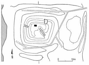 Bąków, stan. 1. Schematyczny plan warstwicowy obiektu (za.: Kaźmierczyk, Macewicz, Wuszkan 1977, s. 41, ryc. 10)