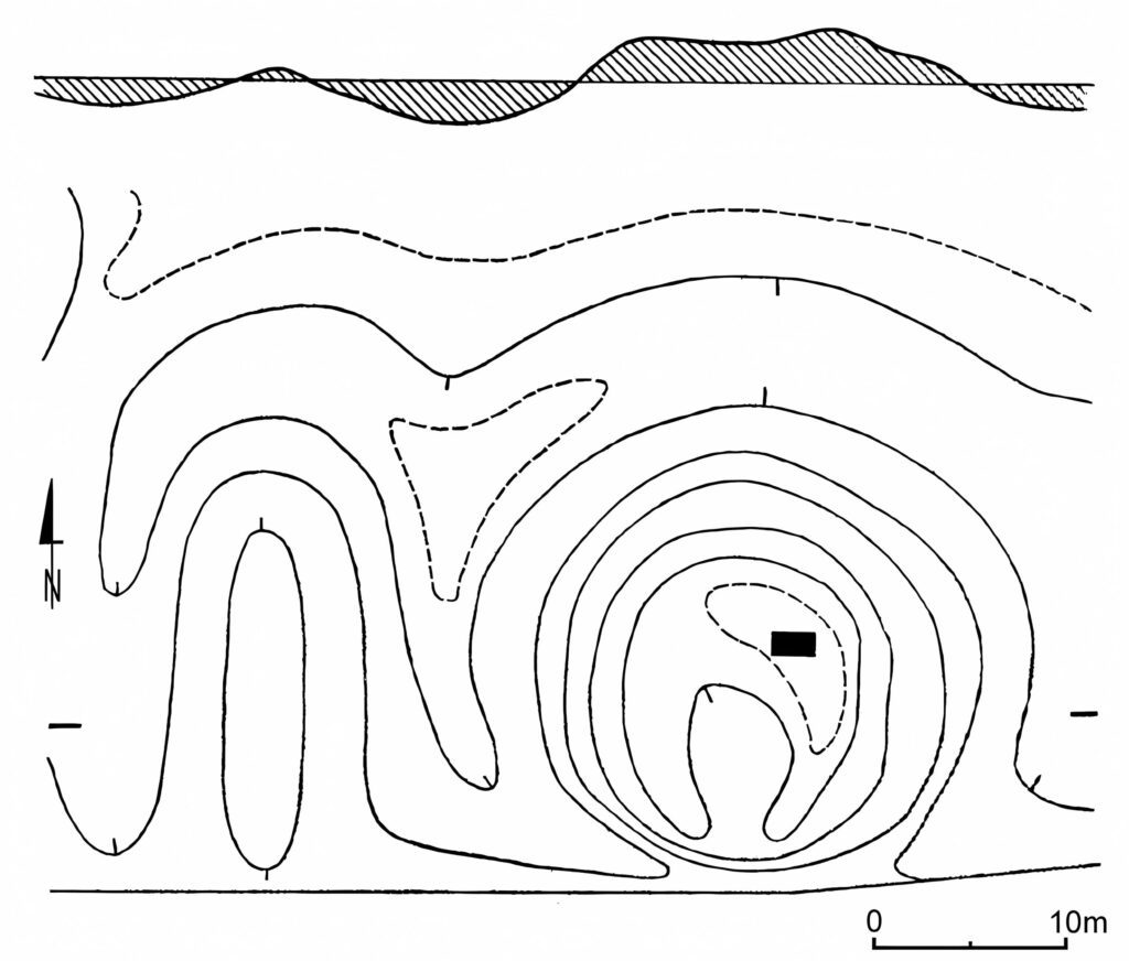 Bąków, stan. 2. Schematyczny plan warstwicowy obiektu (za.: Kaźmierczyk, Macewicz, Wuszkan 1977, s. 43, ryc. 12).