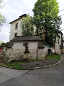 BŁOGOCICE, zamek od strony płn.-zach (fot P. Siemko, 2023)