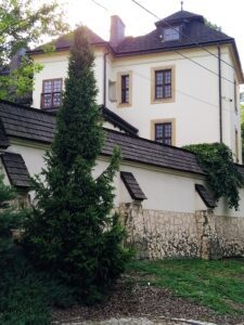 BŁOGOCICE, dawna wieża mieszkalna od strony wsch (fot P. Siemko, 2023)