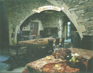 BŁOGOCICE, wnętrze piwnicy zamku z okresu funkcjonowania restauracji (druk reklamowy)