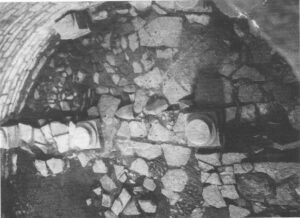 CIESZYN, odkryte w trakcie badań w 1942 roku relikty loży we wnętrzu kaplicy zamkowej (reszty przyściennych kolumienek i bazy kolumn)