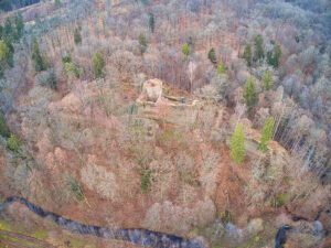 CISY, ruina zamku w widoku z lotu ptaka od pn., fot. Marek Bogdała, 2023