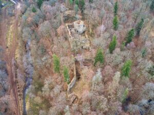 CISY, ruina zamku w widoku z lotu ptaka od pn.-zach., fot. Marek Bogdała, 2023