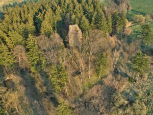 CZARNY BÓR, ruina zamku w widoku z lotu ptaka od pn.-zach., fot. Marek Bogdała, 2023