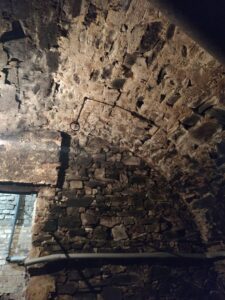 GŁUBCZYCE, piwnica pozostała po zamku w kamienicy przy ul. Jana Pawła II nr 5, sklepienie o łuku półkolistym (fot. P. Siemko, lipiec 2023)