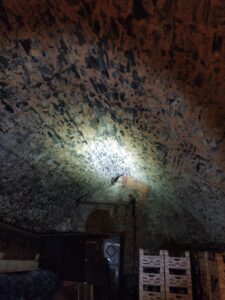 GŁUBCZYCE, piwnica pozostała po zamku w kamienicy przy ul. Jana Pawła II nr 3, sklepienie o łuku ostrym (fot. P. Siemko, lipiec 2023)