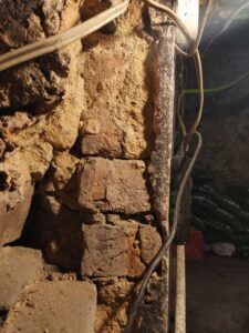 GŁUBCZYCE, gotycka cegła, palcówka, wmurowana w ościeże przejścia w piwnicy przy ul. Jana Pawła II nr 3, 2023 (fot. P. Siemko)