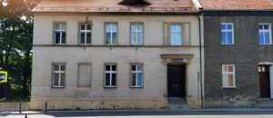 GŁUBCZYCE, plebania zbudowana w miejscu zamku, obecnie budynek przy ul. przy ul. Jana Pawła II nr 7. 2023 (fot. P. Siemko)