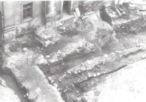 NIEMODLIN, Fotografia badań archeologicznych na dziedzińcu zamkowym w 1980 r. - odkryte fundamenty dwóch średniowiecznych wież - wg J. Romanowa