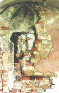 NIEMODLIN, Ostrołukowa blenda ze śladami polichromii, odkryta na parterze skrzydła południowo-zachodniego w czasie badań architektonicznych w latach 1979-1980 (odkrywka nadal widoczna – 2019) (fot. P. Siemko)