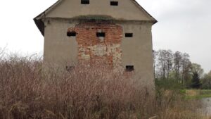 ZIEMIĘCICE, wschodnia ściana spichlerza z zaznaczonymi dwoma zamurowanymi oknami (fot. P. SIEMKO)