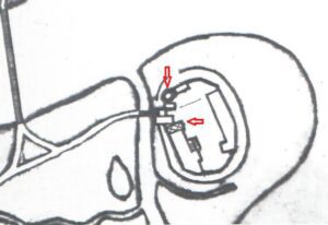 RACIBÓRZ, Plan zamku sporządzony przez W. Saebischa; czerwonymi strzałkami zaznaczono wieżę i kaplicę