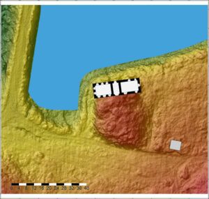 Powiększony fragment mapy opracowanej z lotniczego skanowania laserowego z domem pańskim, kopcem na którym stał i przedzamczem (P. BŁONIEWSKI)