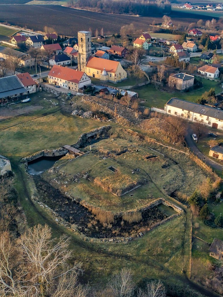 ROGÓW SOBÓCKI, ruina zamku w widoku z lotu ptaka