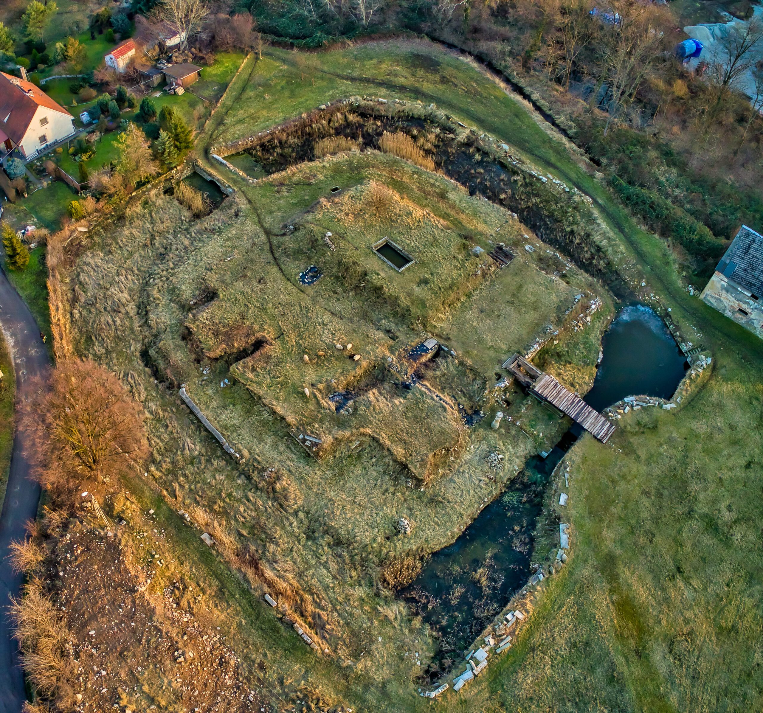 ROGÓW SOBÓCKI, ruina zamku w widoku z lotu ptaka
