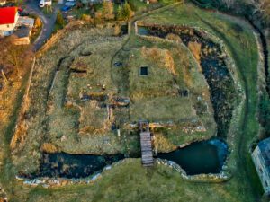ROGÓW SOBÓCKI, ruina zamku w widoku z lotu ptaka od strony zachodniej, 2023
