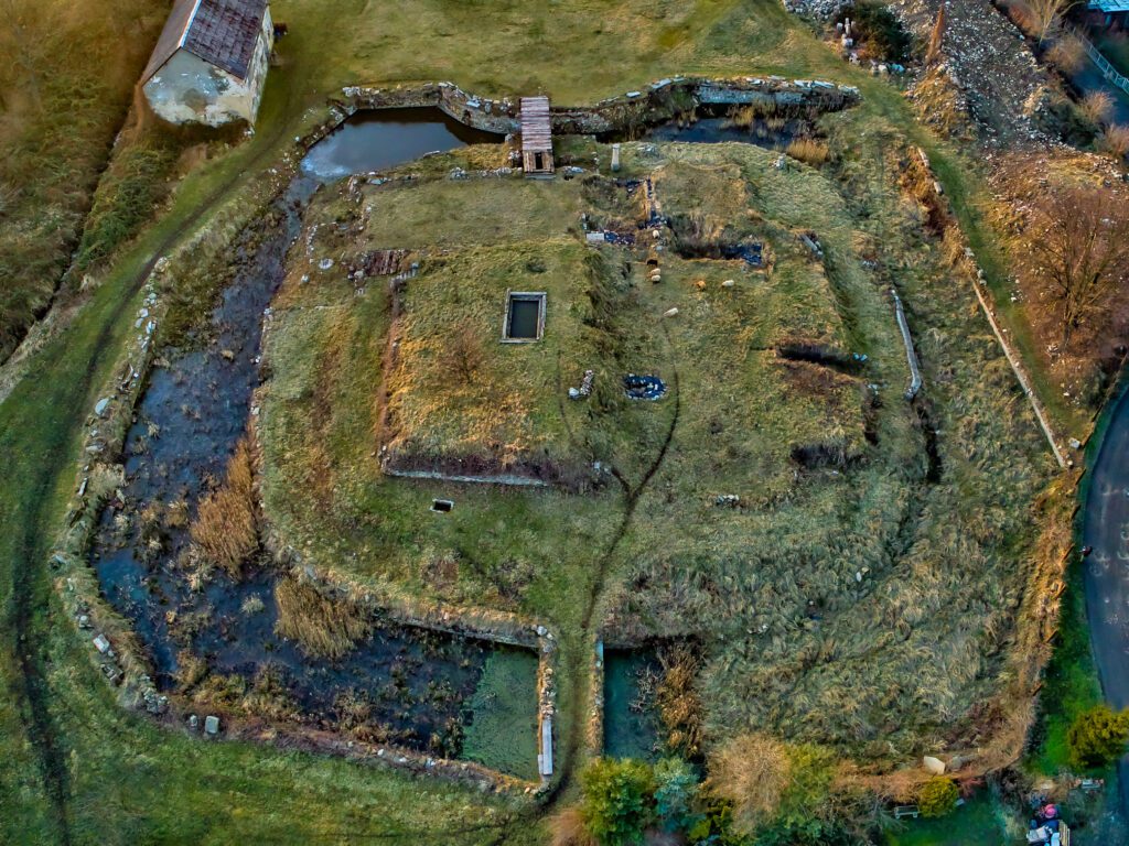 ROGÓW SOBÓCKI, ruina zamku w widoku z lotu ptaka