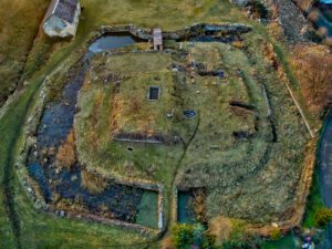 ROGÓW SOBÓCKI, ruina zamku w widoku z lotu ptaka