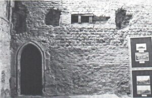 RACIBÓRZ, Ściana południowa kaplicy z widocznym fragmentem piętnastowiecznego wątku ceglanego powyżej którego w odkrywkach zachowane relikty XIII-nasto i XV-nastowiecznych sediliów (w czasie badań w 2013 r.) (wg G. Wawoczny - Kaplica zamkowa w Raciborzu, str. 68)