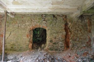 SIEDLIMOWICE, widok na kamienną ścianę wieży od strony wsch., fot. M. Chorowska, 2023