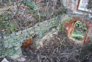 SIEDLIMOWICE, widok arkadowej wnęki z łękami opartymi na kamiennych konsolach