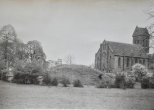 BRZEZIMIERZ, widok grodziska stożkowatego i kościoła od strony SW według fotografii z 1971 r. (archiwum WUOZ Wrocław)