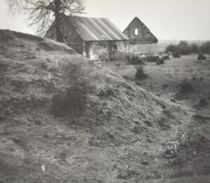 BRZEZIMIERZ, widok grodziska stożkowatego od strony NW według fotografii z 1971 r. (archiwum WUOZ Wrocław)
