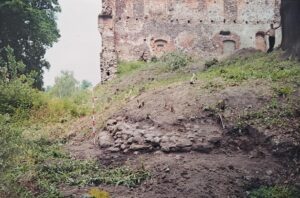 BORÓW POLSKI, widok na odsłonięty E narożnik gotyckiego dworu (fot. D. Nowakowski)