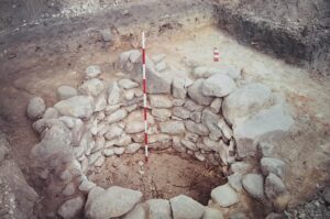 BORÓW POLSKI, relikty studni odkryta w 2002 r. na dziedzińcu średniowiecznego dworu (fot. D. Nowakowski)