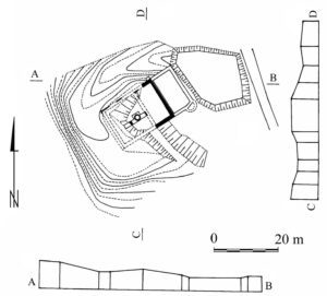 BORÓW POLSKI, plan warstwicowy obiektu z lokalizacją wykopu archeologicznego z lat 2001-2002 (za: Nowakowski 2008, s. 424, ryc.117)
