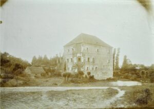 BORÓW POLSKI, widok dworu od strony SE według fotografii z początku XX w. (Archiwum Muzeum Archeologicznego we Wrocławiu, teczka Kr. Freystadt, sygn. 370)