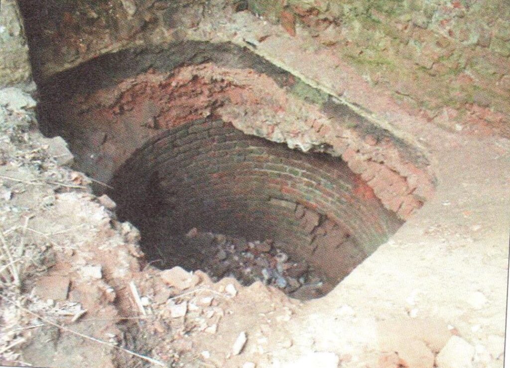 CHRZELICE, fundamenty wieży typu stołp (Bergfriedu) zachowane w piwnicy zamku (wg Murlowskiego)