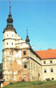 GŁOGÓWEK, skrzydło południowe zamku od wschodu z renesansową basztą nadbudowaną w latach 1848-1849 o dwie ośmioboczne kondygnacje i hełmem wzniesionym w 1957 roku [il.5 2003 r.. il.7 ok.1960r.]