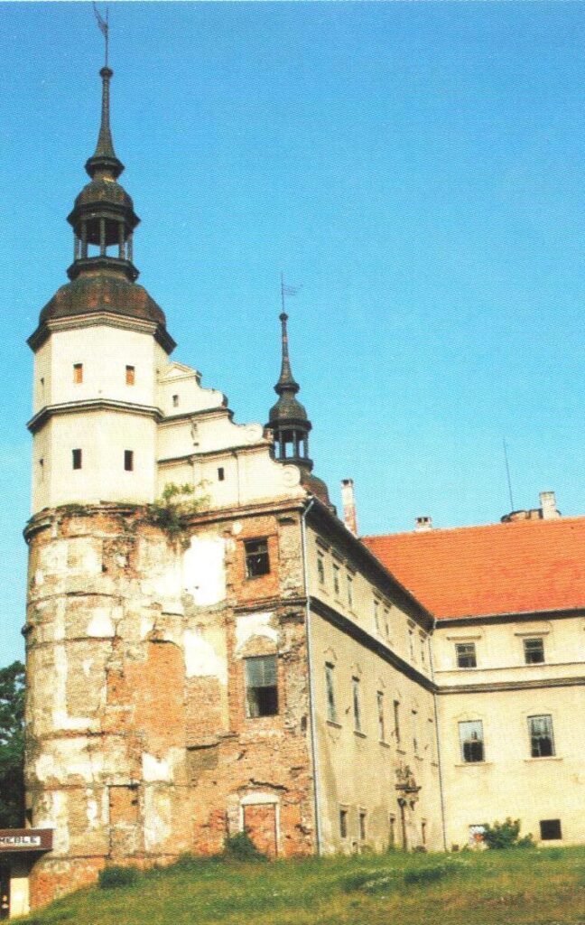 GŁOGÓWEK, skrzydło południowe zamku od wschodu z renesansową basztą nadbudowaną w latach 1848-1849 o dwie ośmioboczne kondygnacje i hełmem wzniesionym w 1957 roku [il.5 2003 r.. il.7 ok.1960r.]