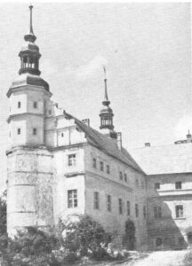 GŁOGÓWEK, skrzydło południowe zamku od wschodu z renesansową basztą nadbudowaną w latach 1848-1849 o dwie ośmioboczne kondygnacje i hełmem wzniesionym w 1957 roku [il.5 2003 r.. il.7 ok.1960r.]