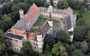 GŁOGÓWEK, widok zamku „z lotu ptaka” od strony zach. (wg Dokumentacji.. 2016)