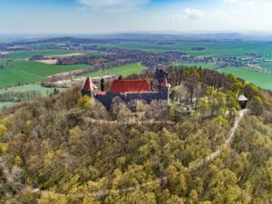 GRODZIEC, zamek w widoku z lotu ptaka od północnej, fot. Marek Bogdała, 2023
