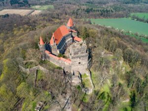 GRODZIEC, zamek górny w widoku z lotu ptaka od płn.-wsch., fot. Marek Bogdała, 2023