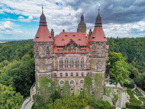 KSIĄŻ, zamek w widoku z lotu ptaka od strony płd.-zach., 2023 r. (fot. M. Bogdała, Katalog Zamków i Dworów Obronnych Śląska [https://zamki.pwr.edu.pl/]. Licencja: CC BY-NC 4.0 [https://creativecommons.org/licenses/by-nc/4.0/])