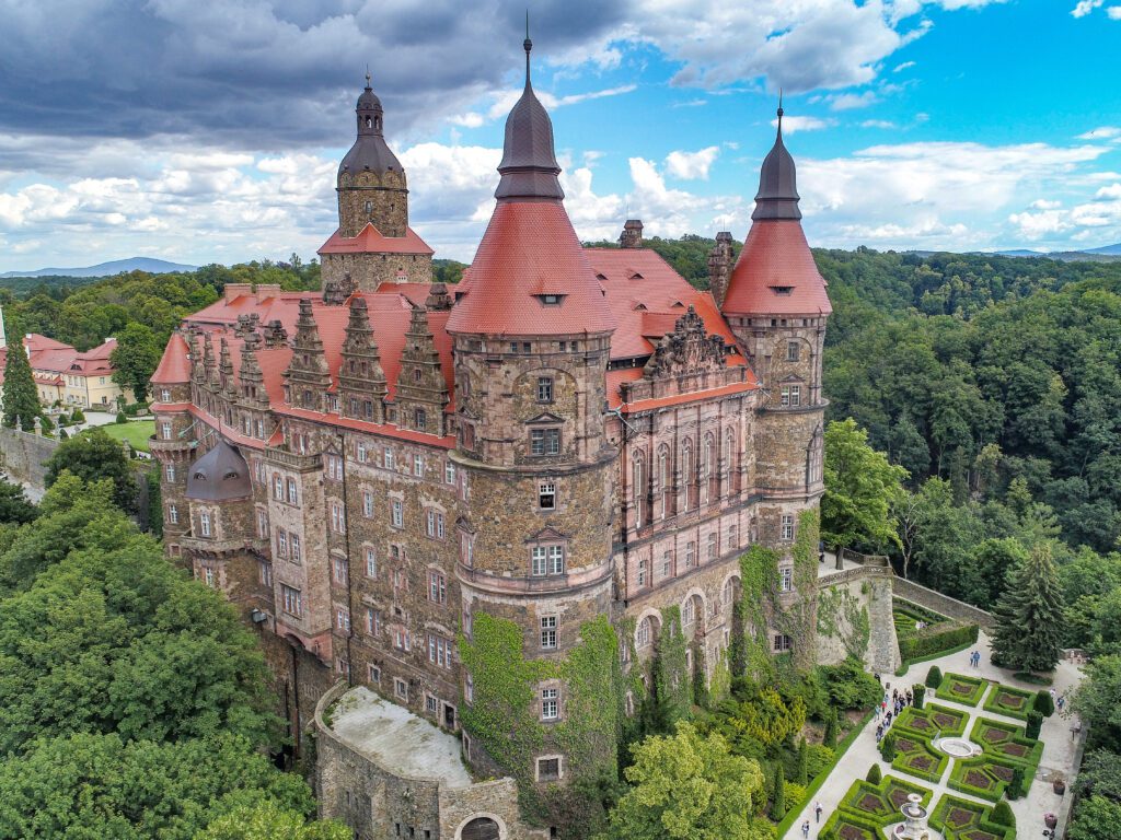 KSIĄŻ, zamek w widoku z lotu ptaka od strony płn.-zach., 2023 r. (fot. M. Bogdała, Katalog Zamków i Dworów Obronnych Śląska [https://zamki.pwr.edu.pl/]. Licencja: CC BY-NC 4.0 [https://creativecommons.org/licenses/by-nc/4.0/])