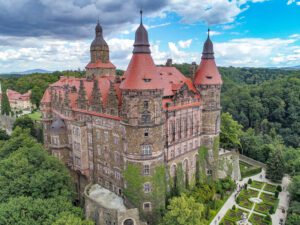 KSIĄŻ, zamek w widoku z lotu ptaka od strony płn.-zach., 2023 r. (fot. M. Bogdała, Katalog Zamków i Dworów Obronnych Śląska [https://zamki.pwr.edu.pl/]. Licencja: CC BY-NC 4.0 [https://creativecommons.org/licenses/by-nc/4.0/])