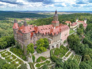 KSIĄŻ, zamek w widoku od południa, 2023 r. (fot. M. Bogdała, Katalog Zamków i Dworów Obronnych Śląska [https://zamki.pwr.edu.pl/]. Licencja: CC BY-NC 4.0 [https://creativecommons.org/licenses/by-nc/4.0/])