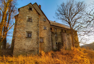 MACIEJOWIEC, elewacja północna dworu, 2023 r. (fot. M. Bogdała, Katalog Zamków i Dworów Obronnych Śląska [https://zamki.pwr.edu.pl/]. Licencja: CC BY-NC 4.0 [https://creativecommons.org/licenses/by-nc/4.0/])