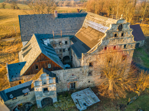 MACIEJOWIEC, dwór z lotu ptaka, 2023 r. (fot. M. Bogdała, Katalog Zamków i Dworów Obronnych Śląska [https://zamki.pwr.edu.pl/]. Licencja: CC BY-NC 4.0 [https://creativecommons.org/licenses/by-nc/4.0/])