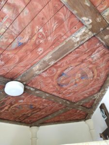 OTMĘT, strop w przedsionku kościoła, prawdopodobnie ze zniszczonej nawy starego kościoła, malowidła wspomniane w protokole wizytacji z 1687 r. (fot. P. Siemko)