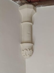 OTMĘT, służki ze sklepienia prezbiterium starego kościoła 3 ćw. XIII w. (fot. P. Siemko)