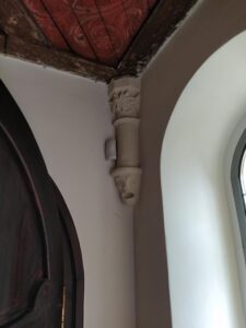 OTMĘT, służki ze sklepienia prezbiterium starego kościoła 3 ćw. XIII w. (fot. P. Siemko)