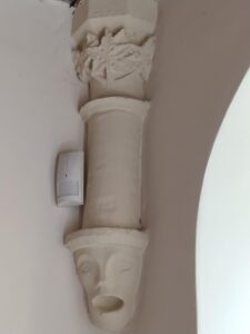 OTMĘT, służki ze sklepienia prezbiterium starego kościoła 3 ćw. XIII w. (fot. P. Siemko)